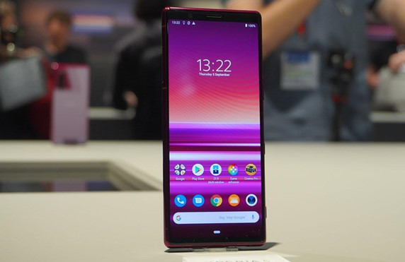 Sony Xperia 5 - Tương tự mẫu Xperia 1, model này cũng được trang bị màn hình tỷ lệ 21:9 CinemaWide, nhưng kích thước giảm xuống còn 6,1 inch. Xperia 5 có cấu hình thuộc dạng cao cấp với chip Snapdragon 855, RAM 6 GB, bộ nhớ trong 128 GB chuẩn kháng nước/bụi IP68 cùng cảm biến vân tay cạnh bên. Sony sẽ bắt đầu bán Xperia 5 từ tháng 10 với các màu đen, xanh dương, trắng và hồng.