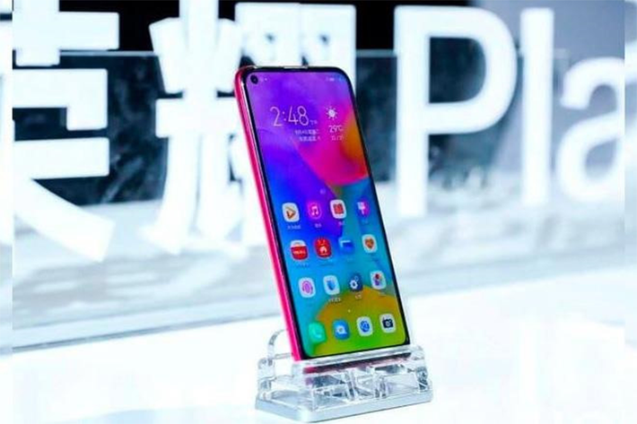 Honor Play 3 - Máy sở hữu màn hình đục lỗ với camera selfie đặt lệch sang phía bên trái màn hình. Các phần viền cũng được hãng làm mỏng giúp tối ưu không gian hiển thị mặt trước của máy. Honor Play 3 sử dụng chip Kirin 710F, dung lượng RAM tùy chọn 4/6 GB tương ứng với bộ nhớ trong 64/128 GB. Phiên bản thấp nhất có giá 140 USD.
