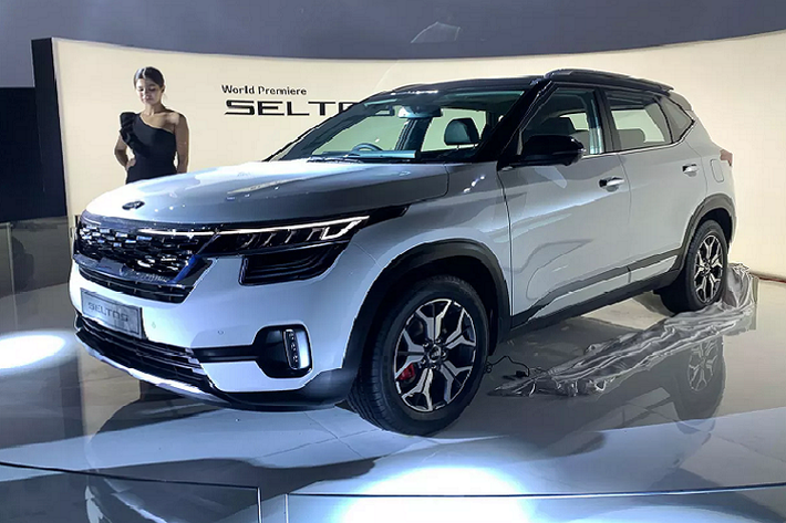 Về thiết kế, Seltos lấy ý tưởng thiết kế từ mẫu concept Kia SP2i Concept được giới thiệu hồi đầu năm nay. Seltos kết hợp giữa phong cách trẻ trung và tinh tế được tạo nên những đường nét sắc sảo, ấn tượng nhưng giữ lại diện mạo của một chiếc SUV truyền thống.