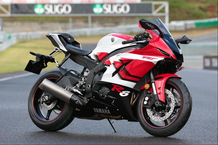 Mẫu siêu môtô Yamaha YZF-R6 chỉ ra đời sau đàn anh YZF-R1 đúng 1 năm. Dù "sinh sau đẻ muộn" so với người anh YZF-R1, nhưng chiếc sport bike này không hề kém cạnh về độ nổi tiếng cũng như sức mạnh.