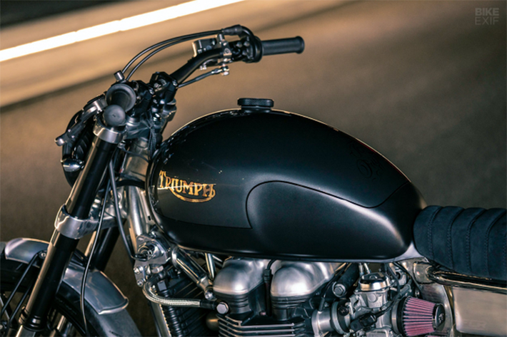 Việc hoàn thiện vẻ đẹp bên ngoài của chiếc Triumph Thruxton độ Roadster được đầu tư khá kỹ lưỡng bởi các chi tiết đã hao mòn theo thời gian, đội ngũ FCR đã dành ra 15 tiếng đồng hồ để đánh bóng mọi khuyết điểm trước khi thực hiện thao tác mạ nickel và hoàn thiện màu sơn đẹp mắt như hiện tại.