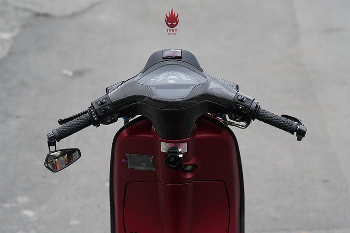 Lấy cảm hứng từ những "chiến binh" này, một người sở hữu Vespa Sprint 125 tại TP.HCM đã độ lại "xế cưng" của mình theo đúng phong cách xe đua. Sự thể thao của chiếc xe được thể hiện ngay từ cái nhìn đầu tiên, khi yên đôi liền nguyên bản đã được thay bằng yên solo mỏng với gò nổi phía sau tương tự những chiếc cafe racer.