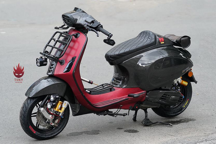Tại Việt Nam, những chiếc xe tay ga Vespa thường được coi là mẫu xe thời trang, chủ yếu phục vụ việc đi lại trong thành phố. Ngay cả khi độ lại bởi những người yêu xe, dòng scooter này cũng thường chỉ được "độ kiểng" bằng cách trang trí lại với các phụ tùng cao cấp.
