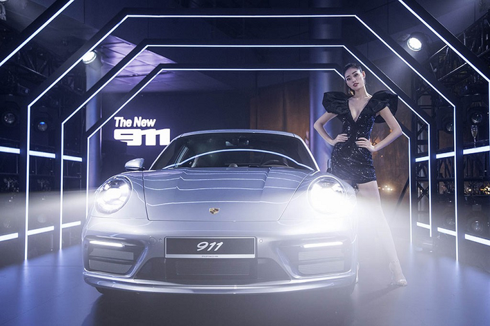 Cho đến nay, đã có hơn 1 triệu chiếc xe 911 được bán ra trên toàn thế giới. Trong suốt nhiều thập kỷ qua, dòng xe 911 vẫn giữ được giá trị cốt lõi và không ngừng hoàn thiện. Tất cả tạo nên một mẫu xe thể thao hấp dẫn mà tại Porsche chúng tôi gọi đó là Cỗ máy kinh điển.”