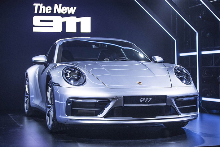 Nhờ động cơ mạnh hơn, 911 Carrera S có khả năng tăng tốc từ 0-100km/h chỉ trong lần lượt 3,7 và 3,6 giây với hệ dẫn động cầu sau/4 bánh - nhanh hơn 0,4 giây so với đời cũ. Xe được trang bị hộp số ly hợp kép 8 cấp PDK mới. Hệ thống đánh lái 4 bánh sẽ là trang bị tùy chọn trên mọi phiên bản. Giá bán Porsche 911 Carrera S là 7,65 tỷ đồng tại Việt Nam, phiên bản 911 Carrera S Cabriolet là 8,51 tỷ đồng. Các phiên bản của dòng xe 911 mới có thể được đặt hàng từ thời điểm này.