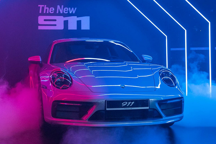 Cuối tuần qua, dòng xe huyền thoại Porsche 911 thế hệ mới - thế hệ thứ 8 đã chính thức ra mắt tại Việt Nam. Biểu tượng xe thể thao 911 hoàn toàn mới được giới thiệu trong buổi tối đặc biệt diễn ra tại trung tâm Porsche Sài Gòn vào ngày 21 tháng 9 năm 2019 với 2 mẫu xe 911 Carrera S và 911 Carrera S Cabriolet được trưng bày