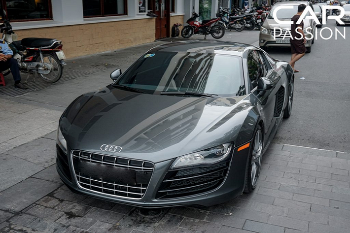 Siêu xe Audi R8 V10 Coupe này được nhập khẩu về nước dưới dạng tư nhân vào đầu năm 2012, tức là 2 năm sau thời điểm chiếc R8 V8 đầu tiên được đưa về nước. Điều thú vị về chiếc R8 V10 nằm ở hộp số sàn thay cho hộp số tự động kết hợp cùng lớp sơn màu xám nòng súng đầy nam tính.