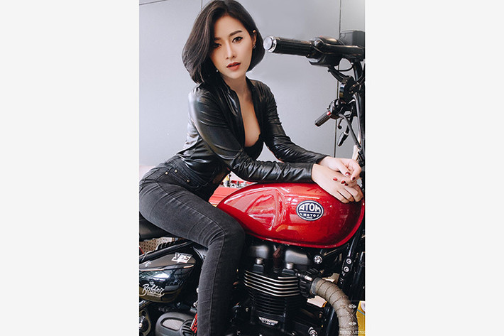 Nằm bên dưới bình xăng của Bonneville Bobber là động cơ 8 van làm mát bằng nước 1200 cc SOHC của Bonneville T120 thế hệ mới, nhưng được Triumph cân chỉnh lại để có mô-men xoắn lớn hơn ở vòng tua thấp. Cụ thể hơn, động cơ này đạt công suất tối đa 76 mã lực tại vòng tua 6100 rpm và mô-men xoắn cực đại lên tới 106 Nm đạt được chỉ ở 4000 rpm.