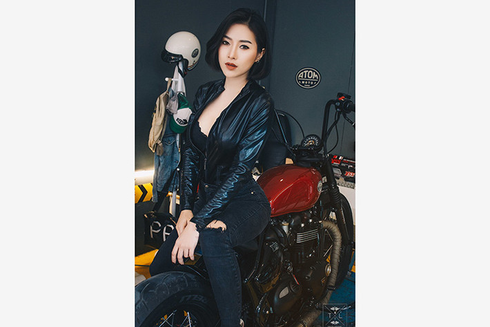 Trong khi có bánh trước có đường kính vành tăng 1 inch so với Bonneville T120 thì ở phía sau, Bonneville Bobber lại giảm 1 inch, chỉ còn 15 inch để tạo dáng bobber. Lốp sau dùng bản 150/80/16 và cả 2 lốp xe đều là loại Avon Cobra cao cấp. Hệ thống phanh sau cũng dạng đĩa đơn (cả hai phanh trước sau đều được trang bị hệ thống chống bó cứng ABS).