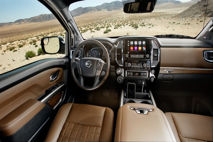 Bước vào bên trong khoang nội thất, Nissan Titan 2020 tiếp tục chứng tỏ mình thực sự là một chiếc bán tải to lớn không chỉ ở kích thước bên ngoài mà cả ở bên trong khoang cabin. Nhìn chung, nội thất của Titan 2020 được thiết kế theo phong cách khá sang trọng cùng những vật liệu cao cấp.