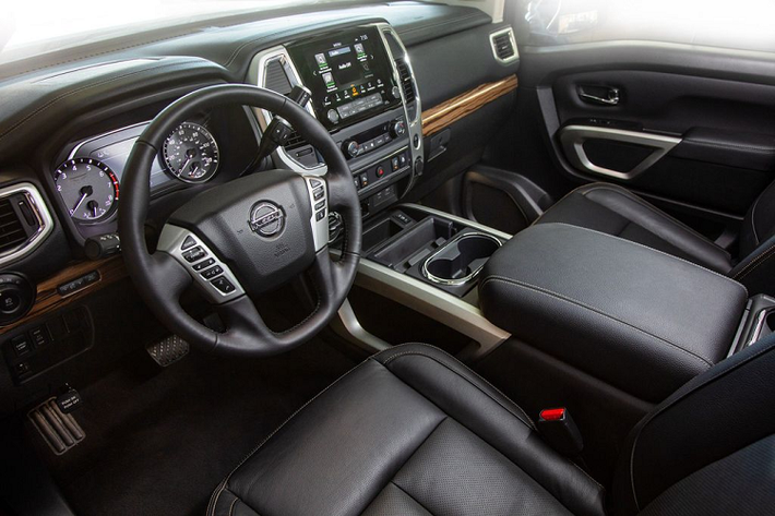 Bên dưới nắp ca-pô, Nissan Titan 2020 được trang bị khối động cơ xăng V8 5.6L đã được tinh chỉnh để cho ra công suất tối đa 400 mã lực cùng 559 Nm mô-men xoắn, nhiều hơn so với "người tiền nhiệm" 10 mã lực và 26 Nm mô-men xoắn.