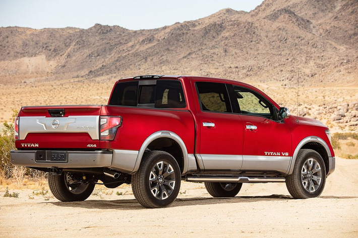 Bước ra phía sau, bản tải Nissan Titan 2020 không sở hữu nhiều thay đổi đáng kể ngoại trừ cụm đèn hậu mới với bóng đèn Full-Led với các hoạ tiết nhỏ làm điểm nhấn và cửa sau tinh chỉnh nhẹ. Ngoài ra, mâm xe cũng được thiết kế lại cầu kỳ và ấn tượng hơn. Nissan cho biết, Titan 2020 sẽ tới tay khách hàng với 3 màu sắc, bao gồm Đỏ mận Red Alert, nâu ánh tím Baja Storm và đỏ cam Cardinal Red Metallic.