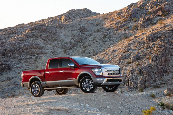 Quả thực không ngoa khi nhận định Nissan Titan 2020 mới phiên bản nâng cấp đã sở hữu một dáng vẻ hoàn toàn "lột xác" so với phiên bản tiền nhiệm áp dụng thiết kế “Powerful Warrior” - chiến binh mạnh mẽ. Những đường nét thiết kế của Titan giờ đây rắn rỏi, mạnh mẽ và dứt khoát hơn hẳn trước đây. Ở phần đầu xe, Titan 2020 mang trong mình cụm lưới tản nhiệt kích thước lớn với 3 tuỳ chọn về thiết kế khác nhau.
