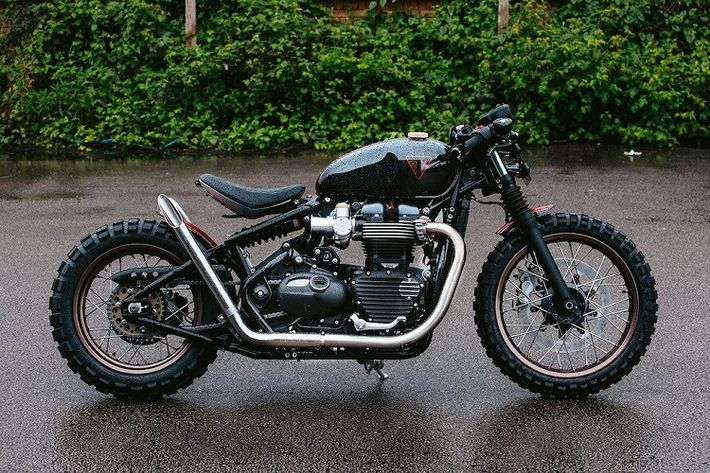 Nó tên gọi Dirt Bob, bản độ của Bevan Triumph tối giản hóa chiếc Bobber nguyên bản hơn nữa và khiến nó mang phong cách của xe "cào cào" bởi cặp ống xả chĩa cao và lốp gai. Trông đơn giản, nhưng bản độ này thực chất lại hướng tới hiệu năng vận hành khi được nâng cấp phuộc Fox và phanh Brembo.