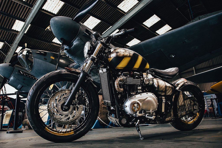 Ngay từ khi bắt tay tạo ra bản độ để tham gia cuộc thi, Peterborough Triumph đã luôn muốn tạo ra một chiếc xe với cảm hứng từ ngành hàng không. Họ đã cân nhắc lấy ý tưởng từ nhiều loại máy bay khác nhau, nhưng cuối cùng đã chọn máy bay đánh bom de Havilland Mosquito bởi lòng tự hào dân tộc.