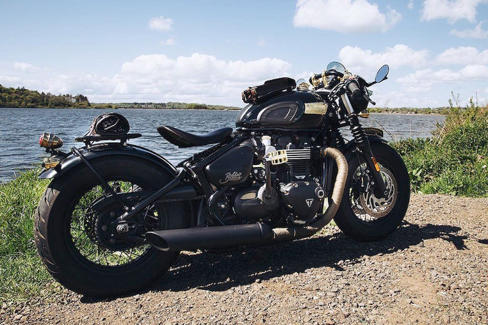 Phillip McCallen Motorcycles đã quyết định lấy chiếc Bobber Black bình thường và biến nó trở thành một mẫu xe tốc độ mang cảm hứng từ trước Thế chiến II, sử dụng một loạt các phụ kiện chính hãng của Triumph và nhiều điểm nhấn bằng đồng.