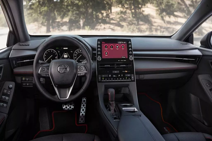 Nhưng đương nhiên hãng xe Nhật có lý do để định giá Avalon TRD cao hơn. Lý do là hãng xe Toyota đã trang bị cho TRD hệ thống treo nâng cấp có khả năng hạ độ cao 15 mm, độ cứng của giảm xóc cũng được cải thiện và phanh hiệu suất cao hơn với các đĩa phanh trước 12,9 inch đi kèm kẹp phanh 2 piston.