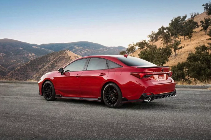 Nội thất Toyota Avalon độ TRD chính hãng sở hữu ghế trước Sport SofTex màu đen bọc da lộn có các chi tiết thêu màu đỏ. Logo TRD cũng xuất hiện trên tựa đầu ghế và thảm sàn viền đỏ.