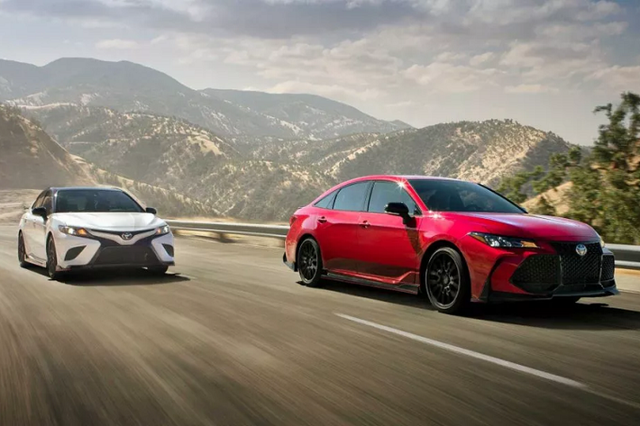 Thú vị là Toyota Avalon 2020 mới còn sở hữu một phiên bản thể thao khác với ngoại hình cũng hầm hố tương tự là Avalon XSE. Nhưng bản này có giá rẻ hơn rất nhiều, chỉ 39.255 USD.