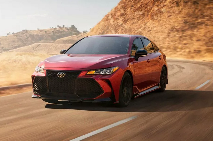 Giá xe Toyota Avalon TRD sẽ từ 43.255 USD (đã bao gồm 955 USD tiền phí vận chuyển - giá gốc 42.300 USD). Với mức giá trên, phiên bản thể thao này được định vị nằm giữa 2 bản Limited và Touring. Bản Avalon Limited có giá từ 43.055 USD còn bản Touring có giá 43.455 USD