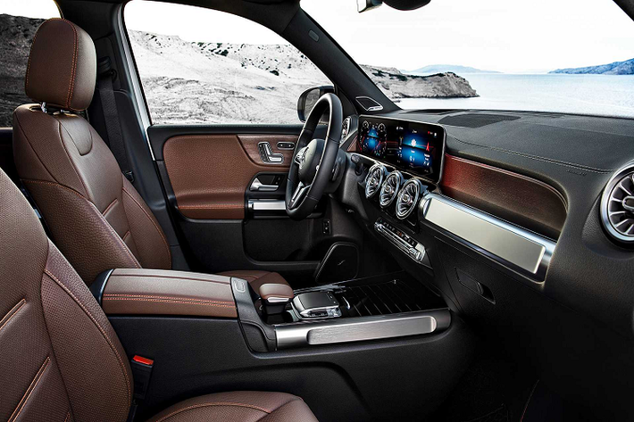 Ngoại hình của GLB theo phong cách xe SUV gia đình truyền thống chứ không phải theo kiểu một "chiếc G-Class nhỏ" như tin đồn bấy lâu. Xe sở hữu thiết kế tương tự các dòng GL của Mercedes. Nắp ca pô dập nổi nhiều đường tạo cảm giác thể thao. Lưới tản nhiệt lớn với logo "Mẹc" chính giữa và các mắt lưới tản ra xung quanh, hốc hút gió to bản. Đi cùng là cụm đèn hậu thanh mảnh và thanh gá trần với ốp màu kim loại.