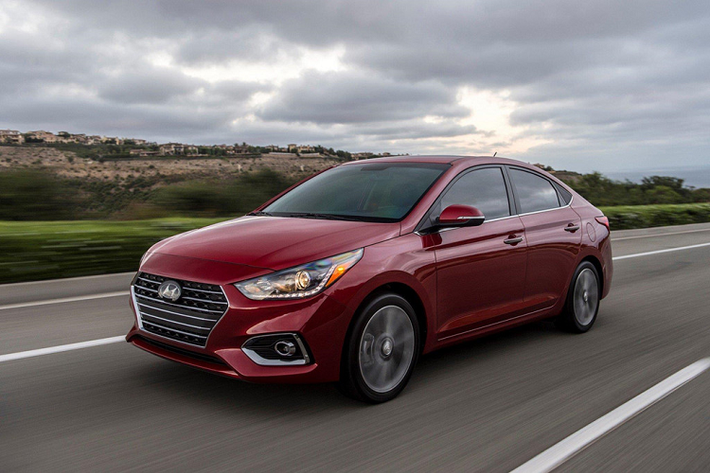 Cao cấp nhất là Hyundai Accent bản Limited có giá từ 19.300 USD (khoảng 448 triệu đồng). Phiên bản này đi kèm một số trang bị, tính năng hiện đại như hệ thống cảnh báo trước va chạm, cửa sổ trời chỉnh điện, toàn bộ đèn chiếu sáng bằng LED, bộ vành 17 inch, ghế trước có sưởi ấm và bảng đồng hồ TFT 3,5 inch.