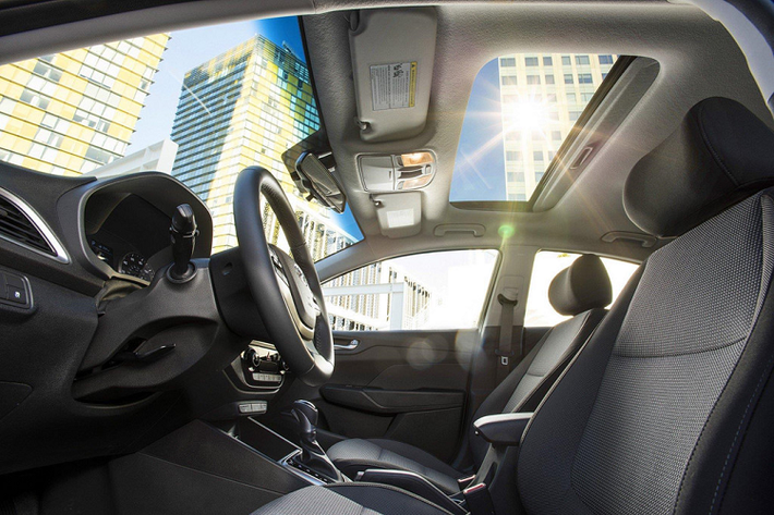 Hyundai Accent SE được trang bị màn hình màu cảm ứng 5 inch, camera sau, Bluetooth, kiểm soát hành trình và ghế lái điều chỉnh 6 hướng. Bản SE cao cấp có giá từ 16.295 USD (khoảng hơn 378 triệu đồng).