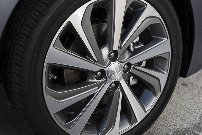 Ở phiên bản 2020, giá của Hyundai Accent tăng 200 USD so với bản cũ, lên mức 15.195 USD (tương đương 352,8 triệu đồng). Phiên bản tiêu chuẩn Accent SE sẽ đi kèm hộp số sàn 6 cấp.
