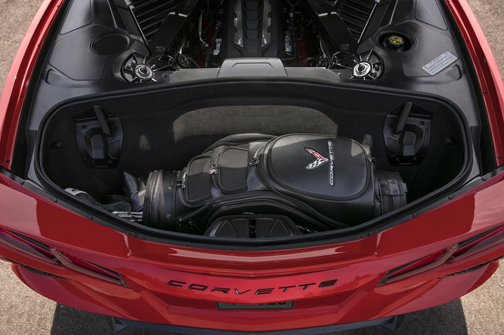 Dù đã được thiết kế mới hoàn toàn nhưng phần đuôi xe của Corvette Stingray 2020 vẫn mang dấu ấn của thế hệ C7. Điều này thể hiện ở cụm đèn hậu mới với phong cách thiết kế tương đồng với Corvette C7.