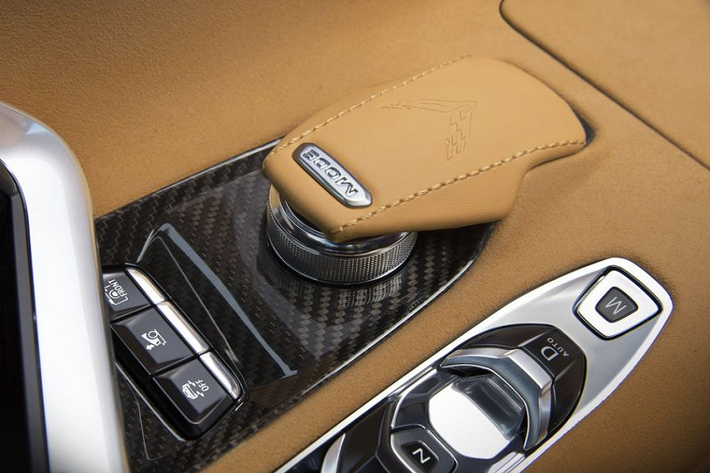 Corvette Stingray 2020 sở hữu buồng lái nền tảng xe kỹ thuật số mới của GM, bao gồm vô lăng 2 chấu tích hợp lẫy chuyển số mang thiết kế gọn gàng, vuông vắn giúp người dùng quan sát bảng đồng hồ kỹ thuật số 12 inch mà không bị chắn tầm nhìn, màn hỉnh cảm ứng trung tâm, hệ thống âm thanh tiêu chuẩn 10 loa và tùy chọn hệ thống Bose Performance Series 14 loa, sạc điện thoại không dây,...