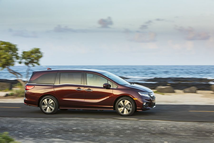Tiến lên Odyssey EX, xe được bổ sung bộ công nghệ an toàn và hỗ trợ lái Honda Sensing, hệ thống giám sát điểm mù, hàng ghế thứ hai Magic Slide với đủ chỗ ngồi cho 8 người, cửa trượt điện và điều hòa tự động 3 vùng có điều khiển riêng cho người ngồi sau.