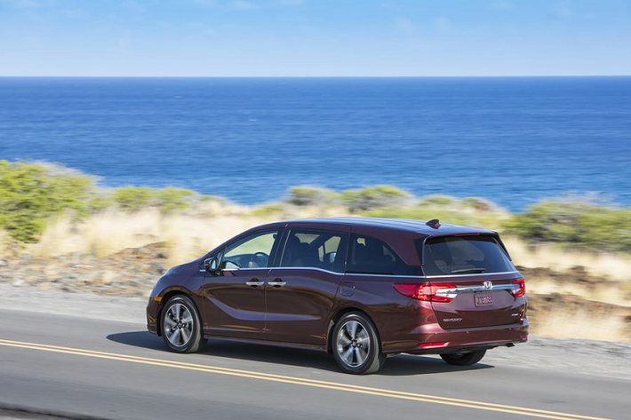 Cuối cùng đối với Touring và Elite cao cấp nhất, Honda Odyssey 2020 được trâng bị đèn pha LED, hệ thống HondaLink với 4G LTE WiFi, cảm biến đỗ xe trước và sau, HondaVac và Cabin Watch. Riêng phiên bản Elite sẽ có thêm vô lăng sưởi điện, cần gạt nước mưa cảm biến, sạc điện thoại không dây, gương gập điện, ghế trước thông gió và hệ thống âm thanh cao cấp.
