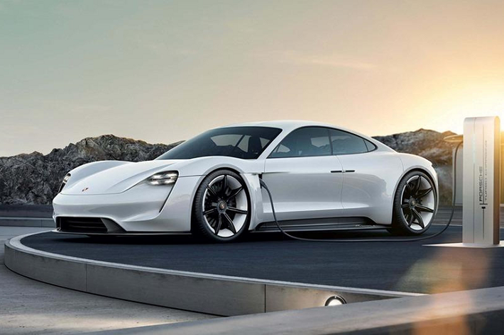 Taycan là mẫu xe chạy hoàn toàn bằng điện đầu tiên của Porsche, đã nhận được 30.000 đơn đặt hàng. Công suất của Taycan là 600 mã lực, dẫn động 4 bánh và có khả năng tăng tốc từ 0-100 km/h chỉ trong 3,5 giây. Chiếc xe có thể di chuyển khoảng 500 km mỗi lần được sạc đầy.