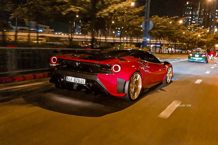Phần đuôi xe lại được thay đổi với các chi tiết trong gói độ của Pogea Racing. Bộ cản sau được nhà độ này thay đổi bằng sợi carbon và đuôi xe cũng được cắt xẻ lại hầm hố hơn khi để lộ hai bánh sau to bản ra ngoài. Cặp ống xả hình tròn đặt cân đối giữa đuôi xe, đi kèm đó là các cánh gió sắc cạnh tăng tính khí động học cho "siêu ngựa".