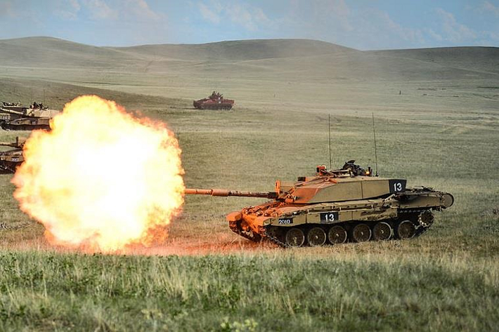 Là dòng xe tăng mới thuộc thế hệ thứ ba, Challenger 2 hiện trong biên chế quân đội Anh và Oman. Xe tăng sử dụng động cơ diesel Perkins CV12-6A V12 dung tích 26.1L, công suất 1.216 mã lực, hộp số 8 cấp, tốc độ tối đa 57 km/h, trọng lượng toàn tải 80 tấn, giá bán 5,08 triệu USD.