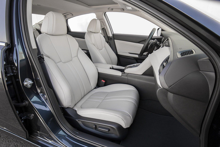 Honda Insight 2020 mới có các trang bị tiêu chuẩn như đèn pha LED, khởi động bằng nút bấm và gói an toàn Honda Sensing. Ở bản EX, xe có thêm hệ thống giải trí Display Audio tích hợp ứng dụng Apple CarPlay và Android Auto. Trong khi đó bản Touring được bổ sung da bọc cho ghế, ghế lái chỉnh điện 8 hướng và điều hướng Honda Satellite-Linked.