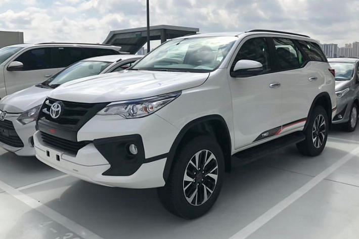 Toyota Fortuner 2.7 4x2 AT TRD mở ra một lựa chọn mới dành cho khách hàng Việt đang quan tâm phiên bản máy xăng, số tự động 1 cầu của Fortuner. Về cơ bản, Fortuner 2.7 4x2 AT TRD không khác biệt so với Fortuner 2.7AT 4x2.