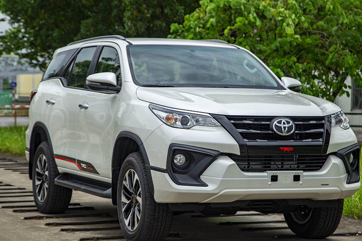 Nội thất xe được trang bị ghế xe bọc da, ghế lái chỉnh điện 08 hướng. Đề nổ Start/Stop. Trang bị màn hình DVD 7 inch, kết hợp với dàn âm thanh 06 loa. Hệ thống đề nổ bằng nút bấm (Start/Stop). Vô-lăng tích hợp lẫy chuyển số, nhiều nút bấm và Cruise Control.