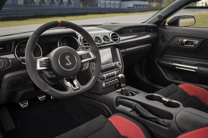 Giống như những chiếc Mustang 2020 khác, Ford Mustang Shelby GT350R mới cũng được cung cấp FordPass Connect theo tiêu chuẩn, công nghệ này cho phép người dùng tương tác với xe bằng điện thoại thông minh, giúp chủ xe có thể xem được nơi đỗ, khóa hay mở cửa và kiểm tra trạng thái mức nhiên liệu, mức dầu và nhắc nhở bảo dưỡng qua điện thoại.