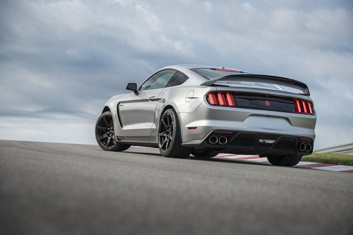 Khách hàng còn có thể đặt mua xe Ford Mustang Shelby GT350R thêm gói tùy chọn Technology Package, để bổ sung cho GT350R 2020 hệ thống âm thanh B&O cao cấp với 12 loa, tính năng chỉ đường bằng giọng nói, đèn cửa Cobra và giám sát điểm mù với cảnh báo có xe cắt ngang.
