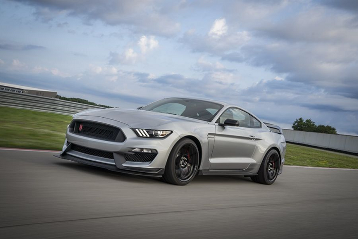 Các thay đổi của Ford Mustang Shelby GT350R 2020 bao gồm hệ thống treo trước thiết kế lại, cùm bánh trước mới giống GT500 mới nhất, bên cạnh đó, thanh răng lái mới và kiểm soát trợ lực lái được hiệu chỉnh cũng giúp GT350R nhanh nhẹn hơn khi vào cua.