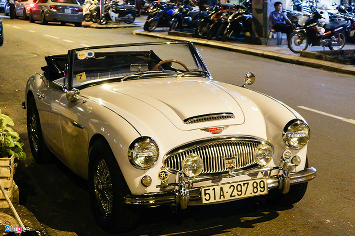 Xe cổ Austin-Healey 3000 mang phong cách thể thao đến từ Anh quốc, được sản xuất trong giai đoạn 1959-1967. Thân xe được chế tạo bởi Jensen Motor và lắp ráp tại nhà máy BMC Abingdon, cùng với các mẫu xe khác thuộc thương hiệu MG.