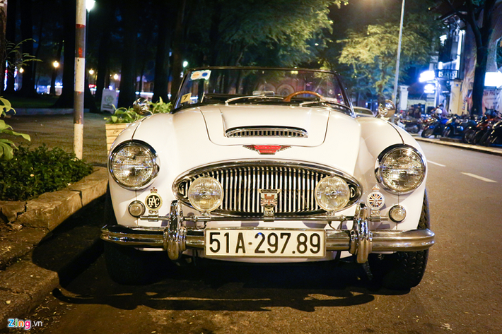 Ở thời đại của mình, Austin-Healey 3000 hàng hiếm là biểu tượng của giới thượng lưu. Ngoại hình thanh lịch, ấn tượng của chiếc xe thu hút những người sưu tầm xe cổ trên toàn thế giới. Chiếc xe này là phiên bản Austin-Healey 3000 MK IIII (Mark III), thuộc sở hữu của một đại gia tại TP.HCM.