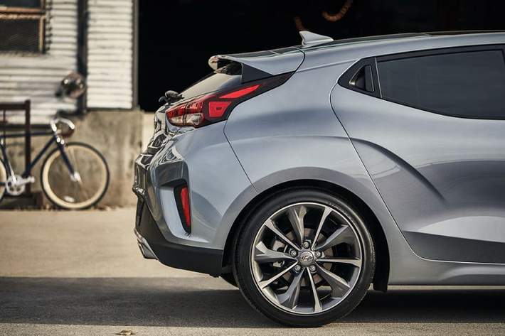 Hyundai Veloster Turbo R-Spec vẫn sử dụng động cơ Gamma 1.6L 4 xi-lanh sản sinh công suất 201 mã lực và mô-men xoắn cực đại 264Nm. Ngoài hộp số sàn 6 cấp đã nói đến ở trên, xe cũng có thể được trang bị cùng hộp số ly hợp kép 7 cấp có lẫy sang số trên vô lăng (tùy chọn). Hyundai còn cung cấp tùy chọn bộ cần số thể thao B&M Racing dành riêng cho những chiếc Turbo R-Spec số sàn.