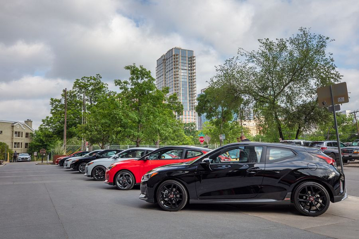 Ở phiên bản 2020, gia đình Hyundai Veloster không có nhiều xáo trộn ngoại trừ việc biến thể Turbo Ultimate phải chia tay với hộp số sàn 6 cấp.