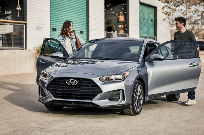 Thực tế, hãng xe Hàn chỉ thay đổi duy nhất một chi tiết ở ngoại thất của Hyundai Veloster 2020 mới, đó là thay thế các chi tiết màu đen thông thường trên xe (lưới tản nhiệt phía trước, ốp trước/sau và hai bên hông) bằng màu đen bóng, điều này giúp chiếc hatchback trông thể thao hơn.