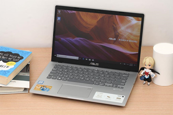 Asus Vivobook X409F (14,2 triệu đồng) - Màn hình của máy có kích thước 14 inch, trọng lượng máy đạt 1,6 kg. Màn hình này sử dụng tấm nền TN cho góc nhìn chưa tốt, màu sắc nhạt. Bù lại, máy được tích hợp cảm biến vân tay, cho phép mở khóa thuận tiện hơn. Đây cũng là một trong số ít những mẫu laptop trong phân khúc giá dưới 15 triệu đồng được trang bị sẵn dung lượng RAM 8 GB. Nó sẽ hỗ trợ người dùng chạy được nhiều ứng dụng cùng lúc mượt mà hơn.