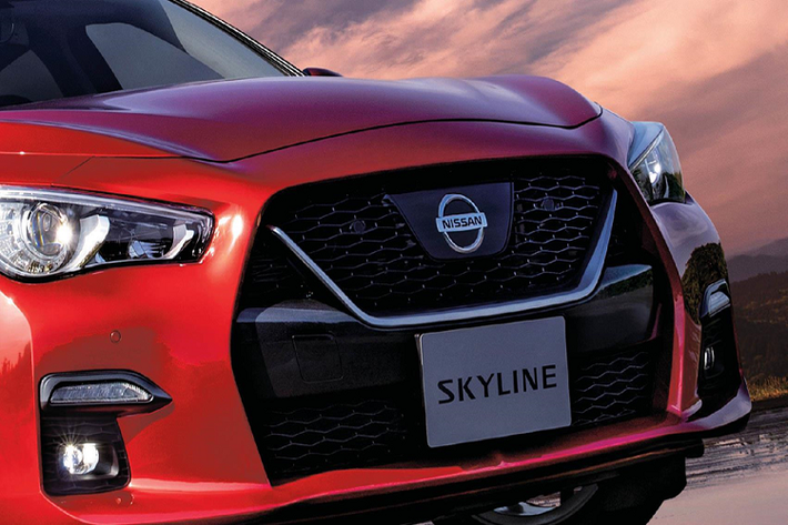 Về ngoại hình, Nissan đã quyết định ghép phần mặt trước của chiếc xe thể thao hàng đầu GT-R lên Skyline, với những điểm tương đồng như một thanh ngang dày bảng, chia lưới tản nhiệt ra làm hai. Phần mũi xe cao hơn so với tiền nhiệm, phần đèn sương mù nằm ở cản trước cũng được sửa đổi.