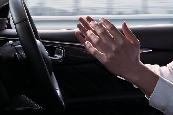 Hệ thống ProPILOT 2.0 của Nissan sử dụng bộ cảm biến, cho phép người lái rời tay khỏi vô lăng khi đi trên một làn đường. Tuy nhiên, lái xe vẫn cần để mắt trên đường và sẵn sàng phản ứng khi cần thiết. Công nghệ này khá giống với Autopilot của Tesla.
