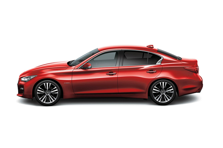 Với những thay đổi ở đầu xe, kích thước của mẫu xe sedan Nissan Skyline cũng khác đi đôi chút. Phiên bản nâng cấp có chiều dài x rộng x cao lần lượt là 4.810 x 1.820 x 1.450 mm, trục cơ sở 2.850 mm, dài hơn thế hệ tiền nhiệm 20 mm.